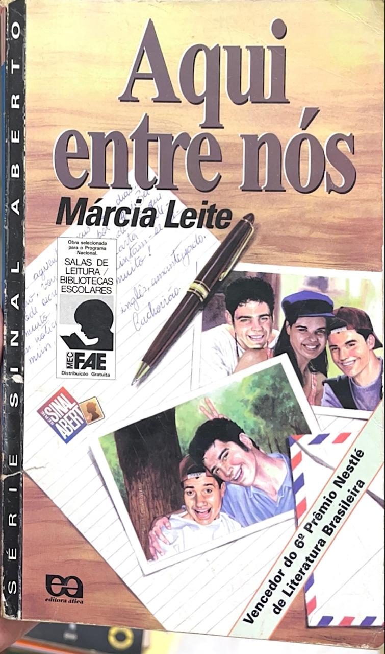 Capa de Aqui entre nós